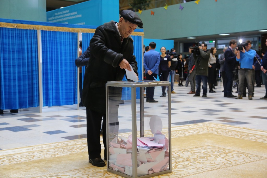 Kazakistan'dan seçim manzaraları