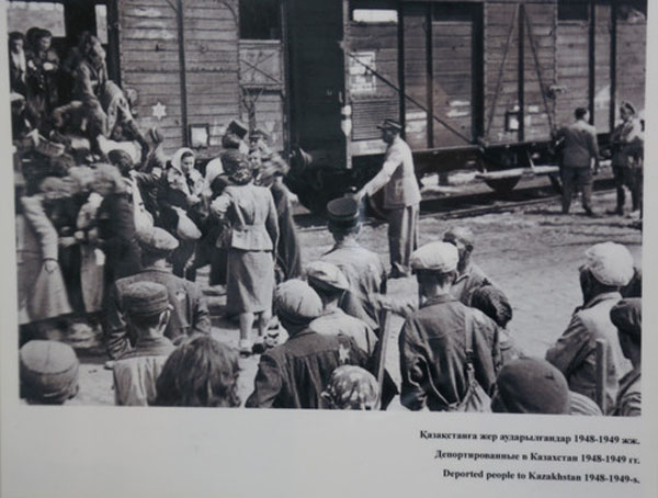 Agustos 1937'de, Stalin'in emriyle merkezi Moskova olmak uzere Kazakistan'da kurulan kamplara on binlerce siyasi mahkum surgun edildi. Kadinlar kamplara Stalin adi verilen vagonlarda tasindi.