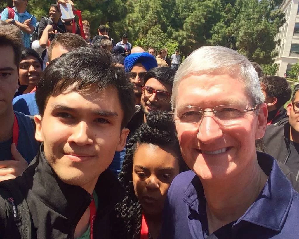 Orınbetov, Apple'ın CEO'su Tim Cook ile