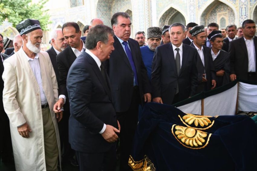 Şavkat Mirziyoyev, Tacik Lider İmamali Rahman, Rustam Azimov, Karimov'un naaşı önünde