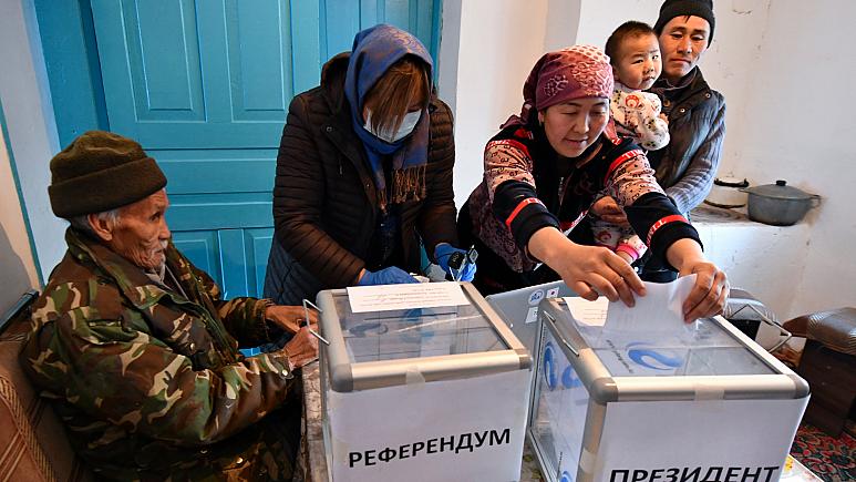 Kırgızlar ülkenin yönetim şeklini belirlemek için sandık başında -